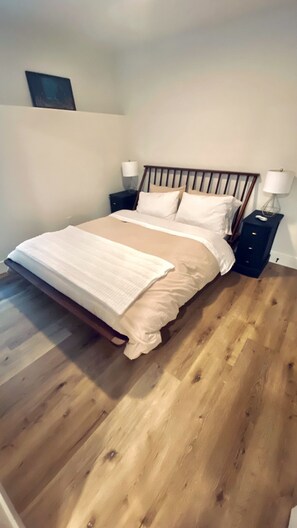 1 bedroom, WiFi, bed sheets - Cozy safe retreat in the middle of the city.  (Portland)