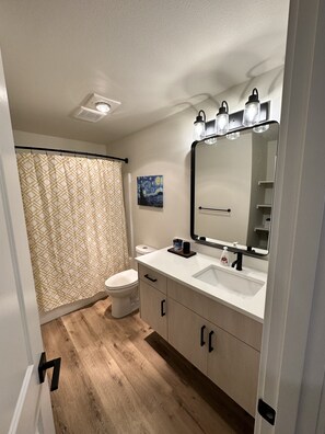 Sèche-cheveux, serviettes fournies, savon, shampoing