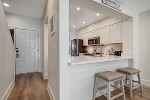 冰箱、微波炉、烤箱、炉灶