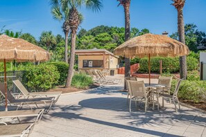 Outdoor dining - Cozy Studio Steps from the Beach with King Bed Comfort at Sandestin Golf and Beach Resort! (Miramar Beach)