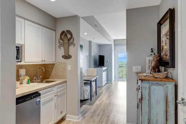 Kjøleskap, mikrobølgeovn, kaffetrakter/tekoker og høy barnestol