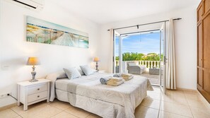 6 Schlafzimmer, Schreibtisch, Bügeleisen/Bügelbrett, Reisekinderbett