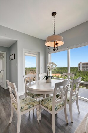 Dining - Charming 1BR Hideaway in Sandestin: Gulf Views, Lagoon Pool, Tiki Bar & Resort Extras (Miramar Beach)