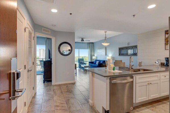 Kjøleskap, mikrobølgeovn, ovn og kokeplater