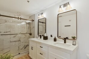 Hair dryer, towels - Newly Remodeled 2BR at Luau – Stunning Views & Modern Comfort (Miramar Beach)