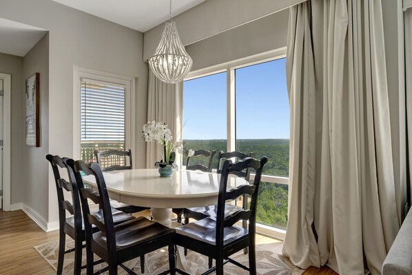 Dining - Cozy Sandestin 1BR Sanctuary: Scenic Balcony, Sun Deck, Spa Access & Resort Perks Await! (Miramar Beach)
