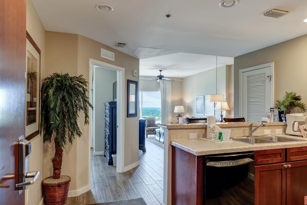 Køleskab, mikrobølgeovn, ovn, kogeplade