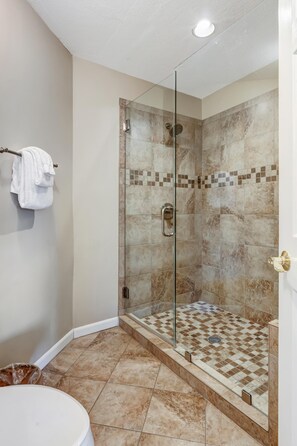 Secador de pelo, toallas