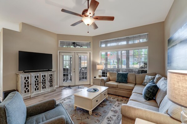 TV - Tranquil 3BR/3BA Retreat: Sleeps 6 - Perfect for Families (Miramar Beach)