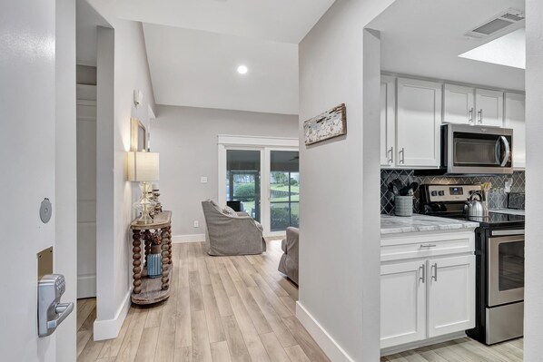 Refrigerador, microondas, horno, placa de cocina