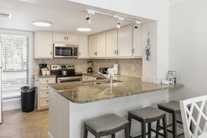 Fridge, microwave, oven, stovetop - Sandestin Lakeside Bliss: 4BR Cottage, Golf Cart, Scenic Views (Miramar Beach)
