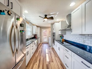 Réfrigérateur, four à micro-ondes, un four, surface de cuisson