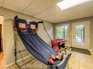 Game room - Lakefront Dock, Fire Pit, Hot Tub, Value (Swanton)