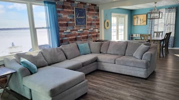 Smart-tv, een open haard en een dvd-speler