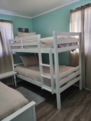 3 bedrooms, free WiFi, bed sheets - Beautiful home on the Back Bay of Lake Superior near Bay Mills Resort and Casino (Brimley)