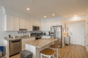 Een koelkast, een magnetron, een oven, een kookplaat