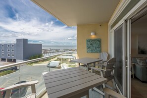Outdoor dining - Downtown Dewey Beach Walk to Beach Bay Views Pool Parking (Dewey Beach)