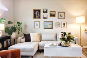 Una Smart TV, una chimenea, libros, una pantalla de ordenador