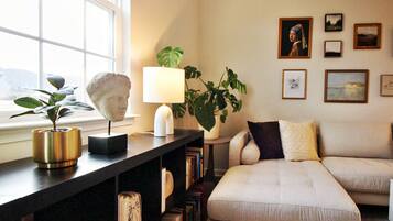 Smart-TV, Kamin, Bücher, Computerbildschirme