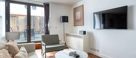 Una televisión, un reproductor estéreo