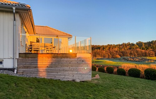 Cozy home in Fjällbacka with kitchen