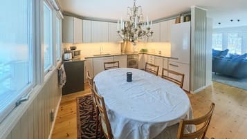 冷蔵庫、オーブン、コンロ、食器洗い機