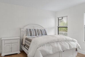 2 habitaciones, tabla de planchar con plancha, wifi y ropa de cama 