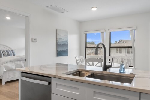 Beautiful Bright Condo Minutes to the Beach