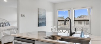 Beautiful Bright Condo Minutes to the Beach