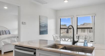 Beautiful Bright Condo Minutes to the Beach