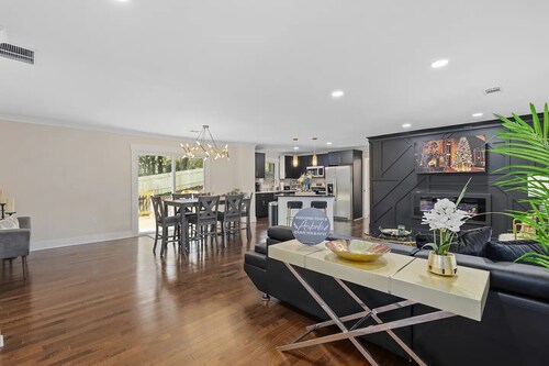Entire home in Decatur-sleeps 10