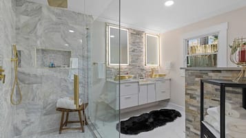 Douche, sĂšche-cheveux, serviettes fournies, savon