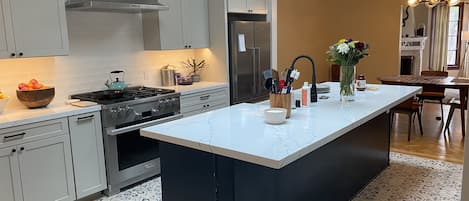 Geladeira, micro-ondas, fogão, cooktop