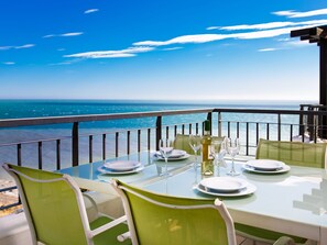 Mesa lista para comer con vista al océano.