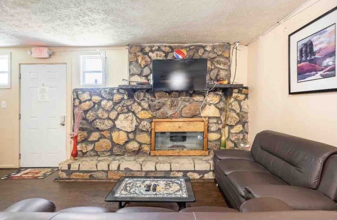 Asrama Umum | Area keluarga | Televisi LED 32-inci dengan saluran TV digital dan layanan streaming