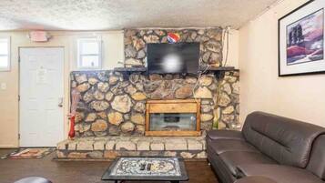 Asrama Umum | Area keluarga | Televisi LED 32-inci dengan saluran TV digital dan layanan streaming