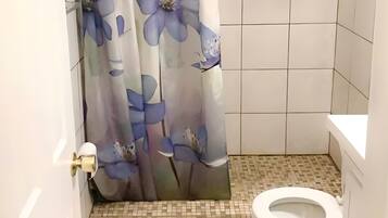 Asrama Umum | Kamar mandi | Bathtub dan shower terpisah dan perlengkapan mandi gratis