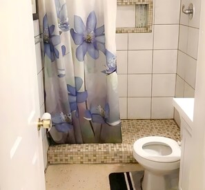 Yhteismajoitus | Kylpyhuone | Erillinen kylpyamme ja suihku, ilmaiset hygieniatuotteet