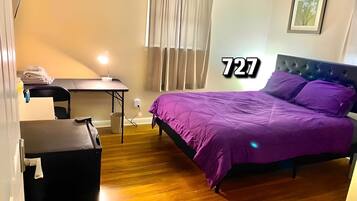 Kamar | 1 kamar tidur, dilengkapi dengan perabotan berbeda-beda, dan meja kerja