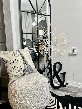 Interior. Steps to Restaurants & Main Street. Pet friendly