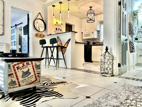 Steps to Restaurants & Main Street.  Pet friendly 