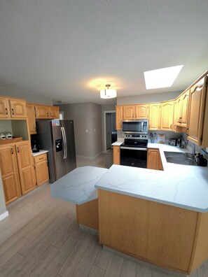 Een koelkast, een microgolfoven, een oven, een kookplaat