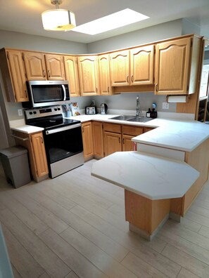 ثلاجة، ميكروويف، فرن، موقد طهي مسطح