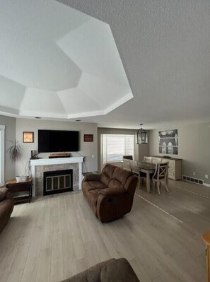 Smart TV, fireplace