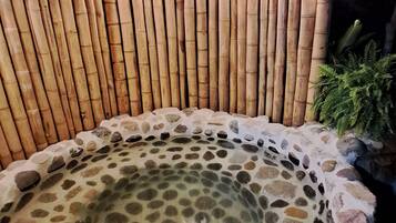 Cabaña Deluxe, 1 cama King size, baño privado, vista a la montaña | Baño | Regadera, regadera tipo lluvia, amenidades de baño gratuitas, toallas