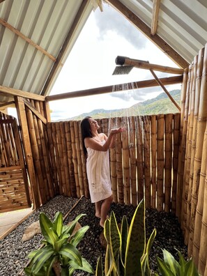 Cabaña familiar, 2 habitaciones, acceso a la piscina, vistas a la montaña | Baño | Ducha y cabezal de ducha tipo lluvia