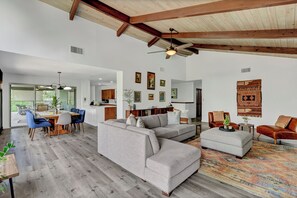 Smart TV, video games, ping pong, books - Spacious 5-bedroom house with Spa, EV charger and WiFi  in charming Three Rivers (Three Rivers)