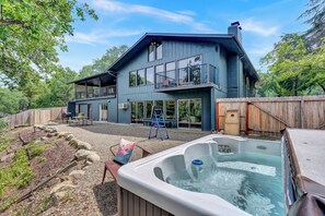 Terrace/patio - Spacious 5-bedroom house with Spa, EV charger and WiFi  in charming Three Rivers (Three Rivers)