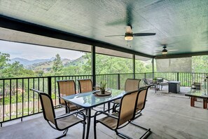 Outdoor dining - Spacious 5-bedroom house with Spa, EV charger and WiFi  in charming Three Rivers (Three Rivers)
