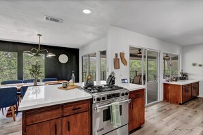 Frigorífico, microondas, horno y placa de cocina